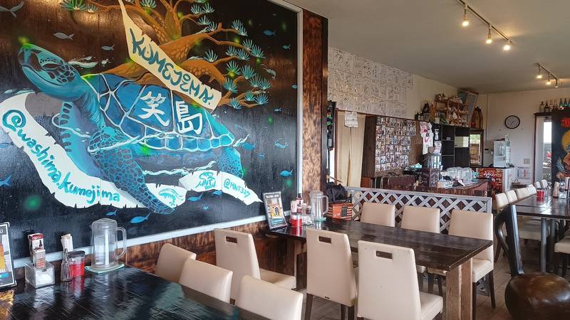 店内の壁に描かれたウミガメと「笑島」の壁画