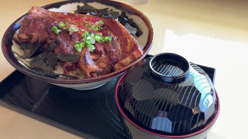 炙り肉丼とみそ汁