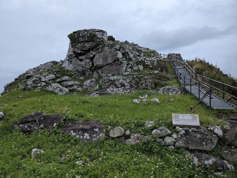 久米島の宇江城城跡、草地に残る石積みと見学用の階段